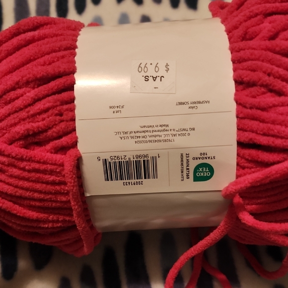 Big Twist Posh Pink Yarn 1/2 - Picture 2 of 3